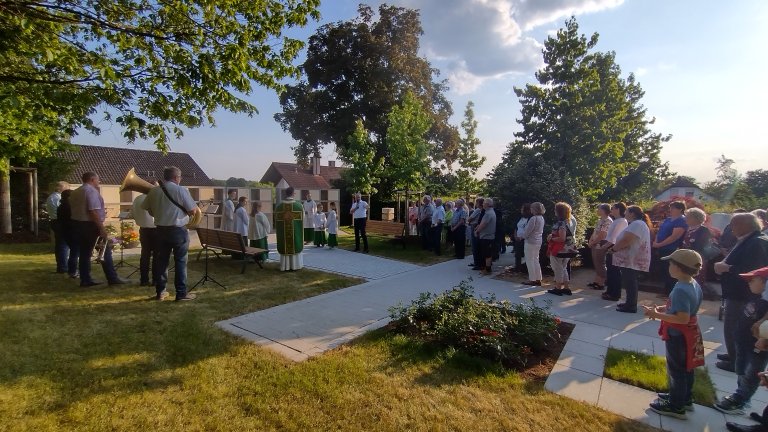 Grossansicht in neuem Fenster: urnenwand3 Grossansicht in neuem Fenster: urnenwand3