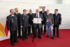 Feuerwehr Ehrenzeichen für Bürgermeister Roßbauer